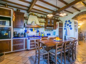 Kuchyň nebo kuchyňský kout v ubytování Holiday Home Podere San Lorenzo by Interhome