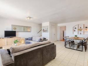 Televízia a/alebo spoločenská miestnosť v ubytovaní Holiday Home Salins I by Interhome