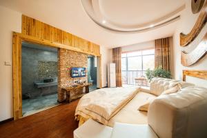 a bedroom with a large bed and a fireplace at Hongfu Villa - Zhangjiajie National Forest Park West Gate in Zhangjiajie