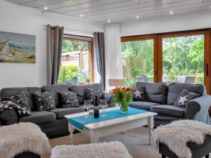 Posezení v ubytování Holiday Home Deichhaus Küstenwind-4 by Interhome