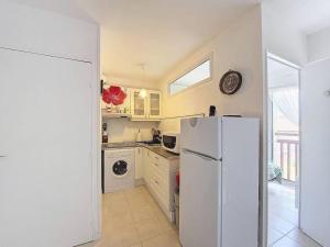 Kuchyň nebo kuchyňský kout v ubytování V-Landes 05-Vieux Boucau Appartement 4 personnes dans résidence piscine proche lac marin