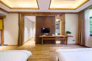 Hongfu Villa - Zhangjiajie National Forest Park West Gate的电视和/或娱乐中心