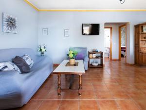 Μια τηλεόραση ή/και κέντρο ψυχαγωγίας στο Holiday Home Villa Montemar by Interhome