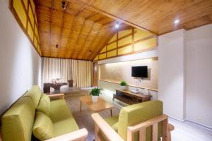 Hongfu Villa - Zhangjiajie National Forest Park West Gate的电视和/或娱乐中心