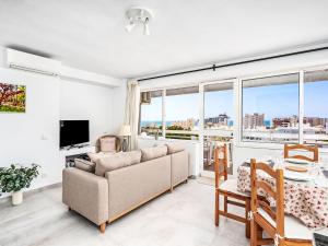 salon z kanapą i stołem w obiekcie Apartment Eurosol-3 by Interhome w mieście Torremolinos
