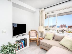 salon z kanapą i telewizorem w obiekcie Apartment Eurosol-3 by Interhome w mieście Torremolinos