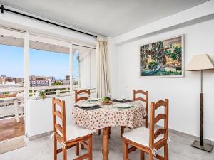 jadalnia ze stołem i krzesłami oraz oknem w obiekcie Apartment Eurosol-3 by Interhome w mieście Torremolinos +21 zdjęć