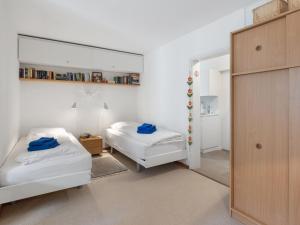 Ένα ή περισσότερα κρεβάτια σε δωμάτιο στο Apartment Parkareal - Utoring-8 by Interhome