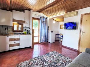 kuchnia z białymi szafkami i blatem w obiekcie Holiday Home Melograno di Patrizia by Interhome w mieście Castellammare del Golfo