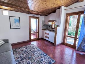 salon z kanapą i kuchnią w obiekcie Holiday Home Melograno di Patrizia by Interhome w mieście Castellammare del Golfo
