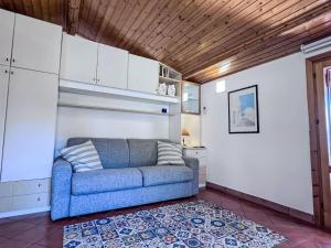 salon z niebieską kanapą i dywanem w obiekcie Holiday Home Melograno di Patrizia by Interhome w mieście Castellammare del Golfo