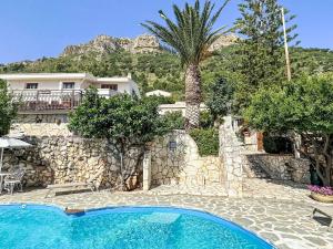 willa z basenem i domem w obiekcie Holiday Home Melograno di Patrizia by Interhome w mieście Castellammare del Golfo