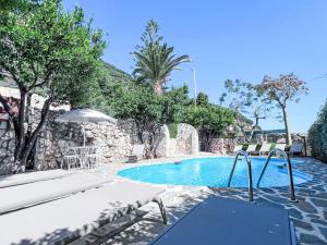 Basen w obiekcie Holiday Home Melograno di Patrizia by Interhome lub w pobliżu
