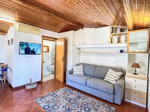 salon z kanapą i łazienką w obiekcie Holiday Home Melograno di Patrizia by Interhome w mieście Castellammare del Golfo