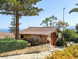 mały domek z drzewem i płotem w obiekcie Holiday Home Melograno di Patrizia by Interhome w mieście Castellammare del Golfo