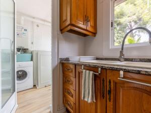 Kuchyňa alebo kuchynka v ubytovaní Apartment Mirror by Interhome + 21 fotografií