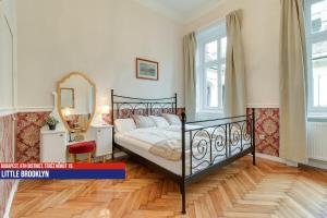 Giường trong phòng chung tại Little Americas Oktogon Apartments +62 ảnh