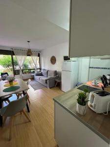 Kuchyň nebo kuchyňský kout v ubytování Apartamento Berlin! Paseo Marítimo 2ª linea de mar.