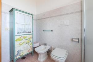 Ένα μπάνιο στο Margaret House by BarbarHouse +18 φωτογραφίες