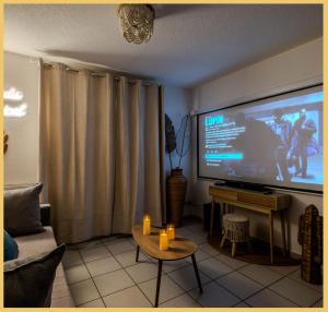 TV a/nebo společenská místnost v ubytování Le Paradis Tropical