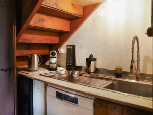 Η κουζίνα ή μικρή κουζίνα στο Chalet Le Revers by Interhome