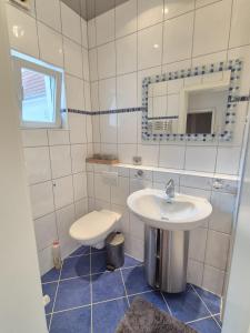 Ένα μπάνιο στο Sonnige Loft mit Dachterasse