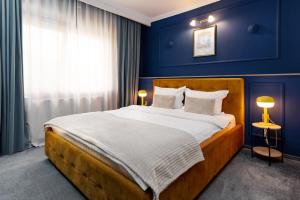 蒂米什瓦拉Hotel Cocó的卧室里有一张大床，墙壁是蓝色的