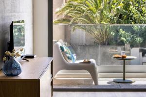 卡诺海滩SOUTH-OF-FRANCE T2 neuf haut de gamme, climatisé, parking gratuit, 2eme ligne balcon的带椅子和桌子的客厅