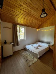 En eller flere senge i et værelse på Casuta din livada