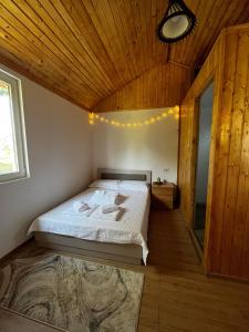 En eller flere senge i et værelse på Casuta din livada + 38 billeder