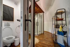Bilik mandi di Tiché místo Glamping