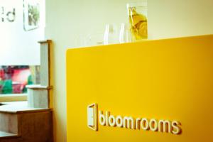 uma parede amarela com a palavra "bloomrooms" nela em Bloomrooms @ New Delhi Railway Station em Nova Deli