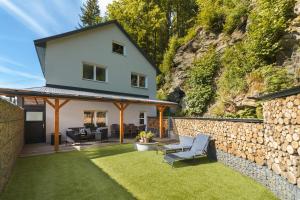 un cortile con un muro in pietra e una casa di U 2 soviček - Krkonoše a Jablonec nad Jizerou