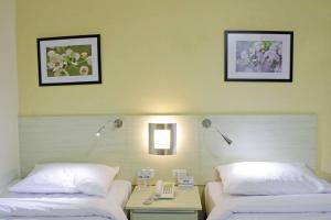 Postel nebo postele na pokoji v ubytování Hamersons Hotel Cebu