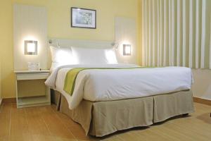 Postel nebo postele na pokoji v ubytování Hamersons Hotel Cebu