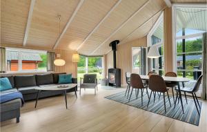 Posezení v ubytování Holiday Home Pøt Strandby Juelsminde T