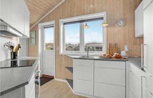 Kuchyň nebo kuchyňský kout v ubytování Holiday Home Pøt Strandby Juelsminde T