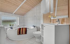 Koupelna v ubytování Holiday Home Pøt Strandby Juelsminde T