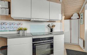 Kuchyň nebo kuchyňský kout v ubytování Holiday Home Pøt Strandby Juelsminde T