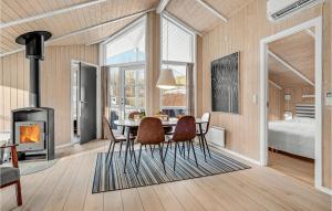 Postel nebo postele na pokoji v ubytování Holiday Home Pøt Strandby Juelsminde T