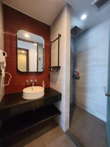 a bathroom with a sink and a mirror at 24a网红无边泳池EDGE豪华单卧室套房 海滩3分钟 in Pattaya Central +48 photos