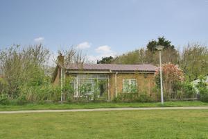 an old brick house on the side of a road at Previnaireweg 19 in Callantsoog