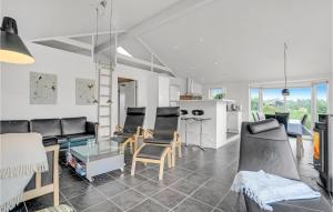 ein Wohnzimmer mit schwarzen Stühlen und einem Tisch in der Unterkunft Holiday Home Jtagholmsvej Rømø Denmark in Rømø Kirkeby