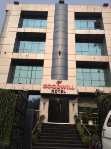 un edificio con un cartel de hotel de buena voluntad en él en FabHotel Goodwill GK 1, en Nueva Delhi