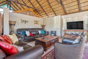 TV a/nebo společenská místnost v ubytování Buffelshoek Tented Camp
