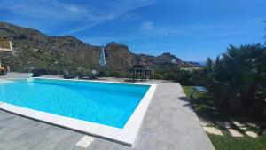 basen z górą w tle w obiekcie Villa Victoria, Taormina w Taominie