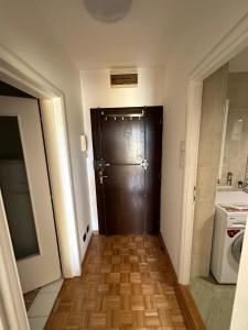 ein Flur mit einer braunen Tür in einem Zimmer in der Unterkunft Apartment 601 in Surčin
