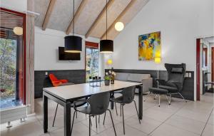 Fotografie z fotogalerie ubytování Cozy Home In Grenaa With Kitchen v destinaci Grena