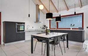 Fotografie z fotogalerie ubytování Cozy Home In Grenaa With Kitchen v destinaci Grena + 16 fotografií