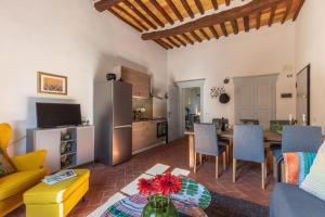 a living room with a table and a kitchen at Casa Belvedere-Palazzo Riccardi in Rivalto